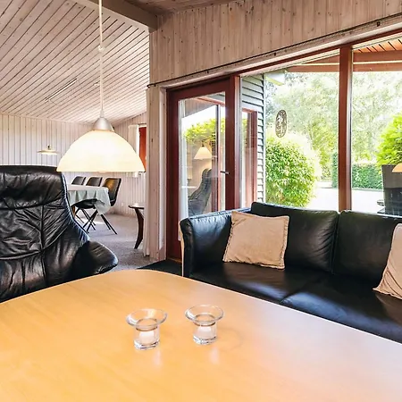 Vakantiehuis Three-bedroom In 13 *